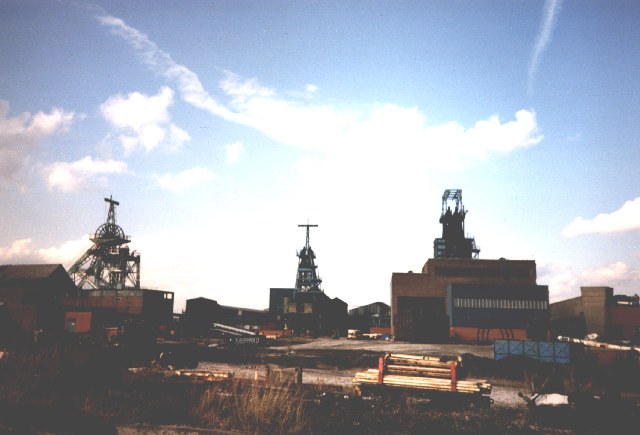 Bickershaw Colliery's surface buildings and headgear, photographed in August 1990 not long before the pit's 1992 closure.