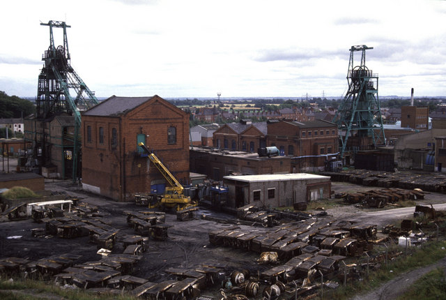 The colliery stockyard, with headgear and a compressed-air winch, photographed the year before closure.