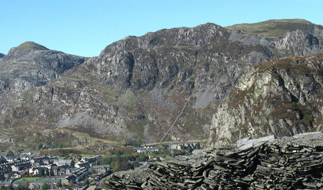 The incline descending from Nyth-y-Gigfran Quarry, on the cliffs above Glan y Pwll.