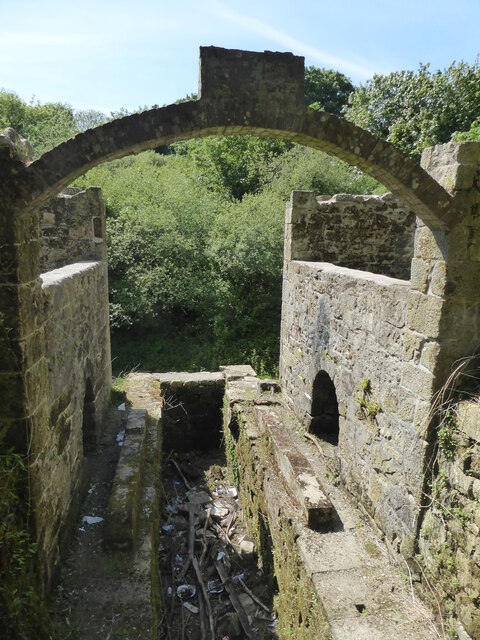 Trevear Mill, one of the better-preserved china stone mills in the valley, with its attached pan-kiln.