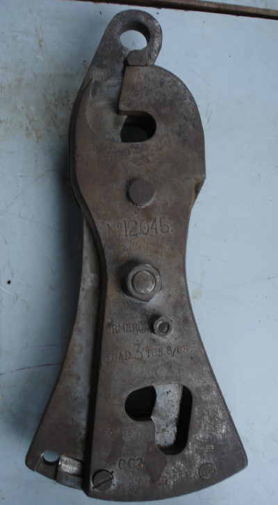 An Ormerod detaching hook: a tapering assembly of pivoted steel plates with a shackle at top and bottom, photographed against a plain background.